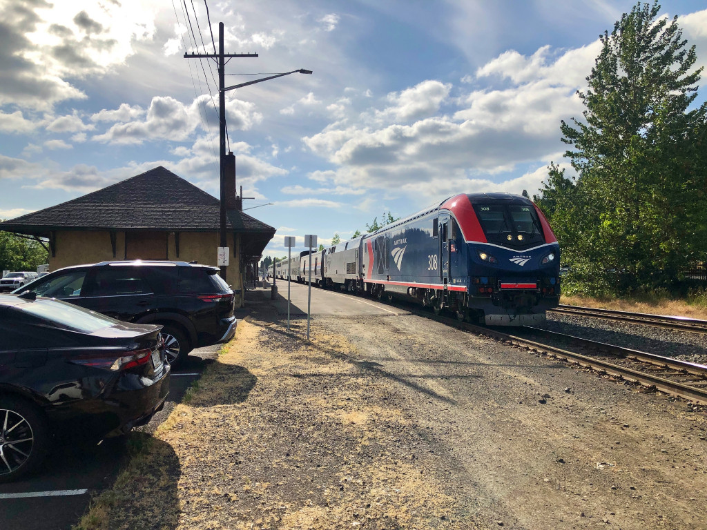 Coast Starlight 11 in the station